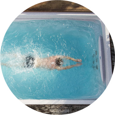 swim spa - plavecký bazén se silným protiproudem. Můžete bazén využít pro nejrůznější akvatická cvičení. 