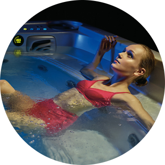 Bazén swim spa je vhodný na plávání i cvičení. Schody můžete využít pro relax u hydromasážních trysek. 