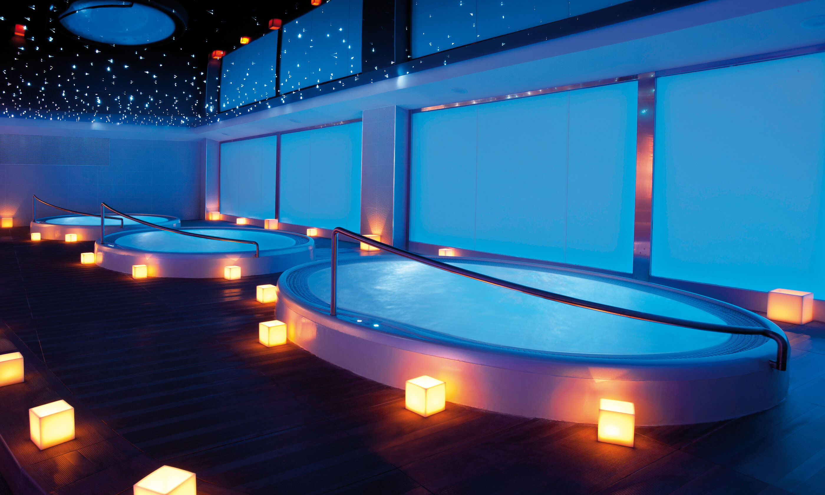 Komerční vířivka USSPA v interiéru moderního wellness s vysokou návštěvností