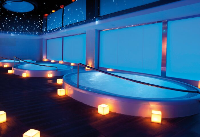 Komerční vířivka USSPA v interiéru moderního wellness s vysokou návštěvností