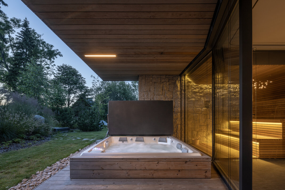 USSPA whirlpool Columba iN s mechanickým termokrytem na terase luxusního komplexu apartmánů