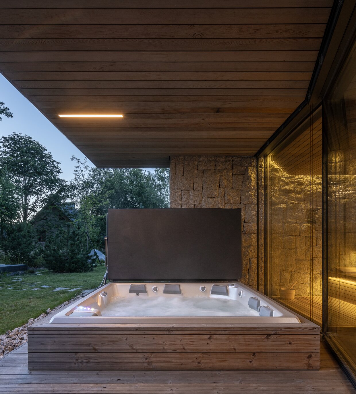 USSPA whirlpool Columba iN s mechanickým termokrytem na terase luxusního komplexu apartmánů