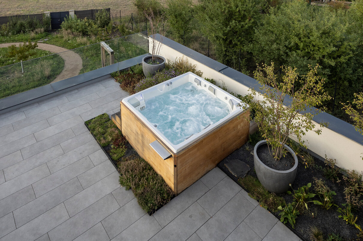 Venkovní instalace USSPA vířivky Columba iN na terase luxusního domu