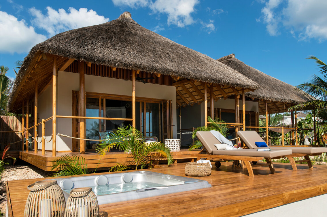 Vířivka USSPA Aston zabudovaná do terasy