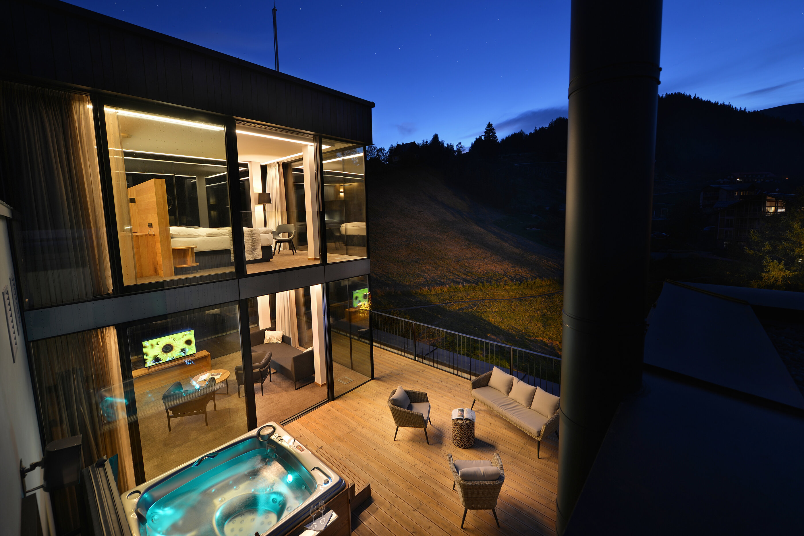 Luxusní apartmán s vířivkou Aston od USSPA na venkovní terase