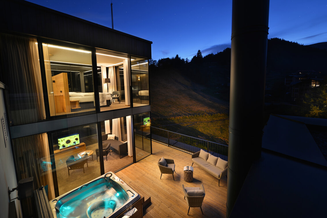 Luxusní apartmán s vířivkou Aston od USSPA na venkovní terase