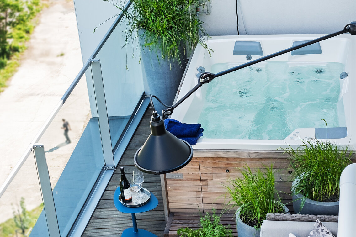 Malá vířivka USSPA Lyra iN pro 2 osoby na terase bytu