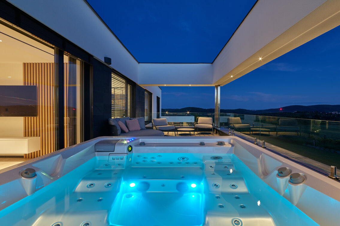 Vířivka USSPA Persea iN pro 5 osob na terase v patře rodinného domu