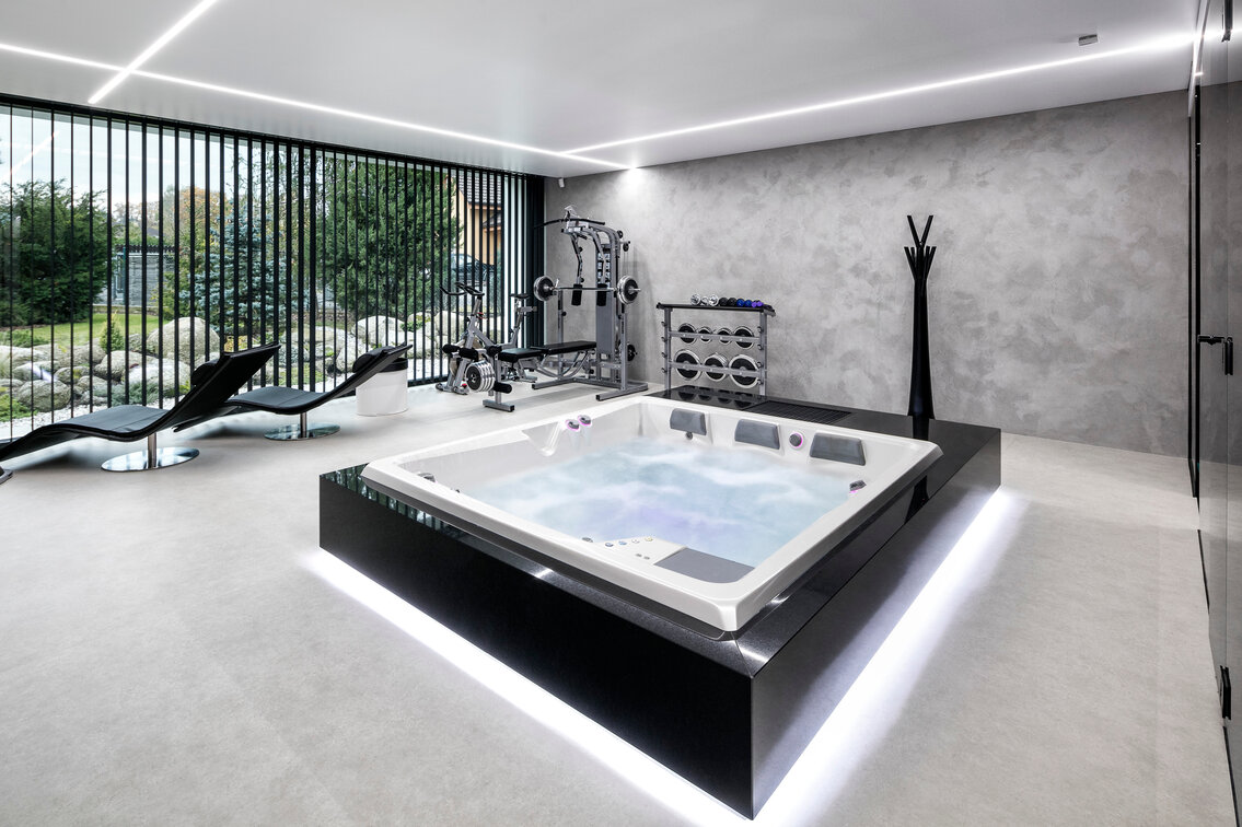 Vnitřní instalace vířivky Persea iN od USSPA v luxusním domácím wellness