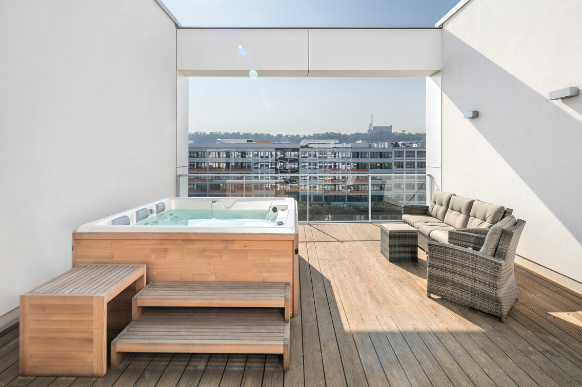 Vířivka USSPA Persea iN na terase bytového komplexu v centru města