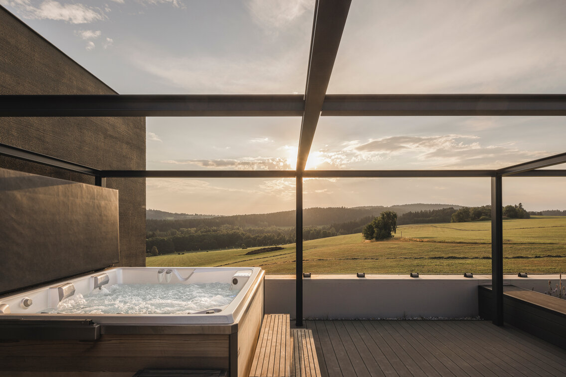 Vířivka USSPA Virgo iN pro 6 osob s mechanickým termokrytem na střeše domu s krásným výhledem