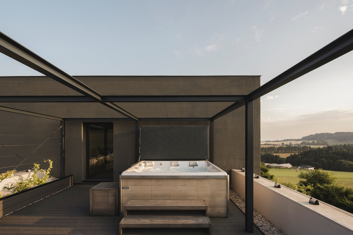 Vířivka USSPA Virgo iN pro 6 osob s mechanickým termokrytem na střeše domu s krásným výhledem