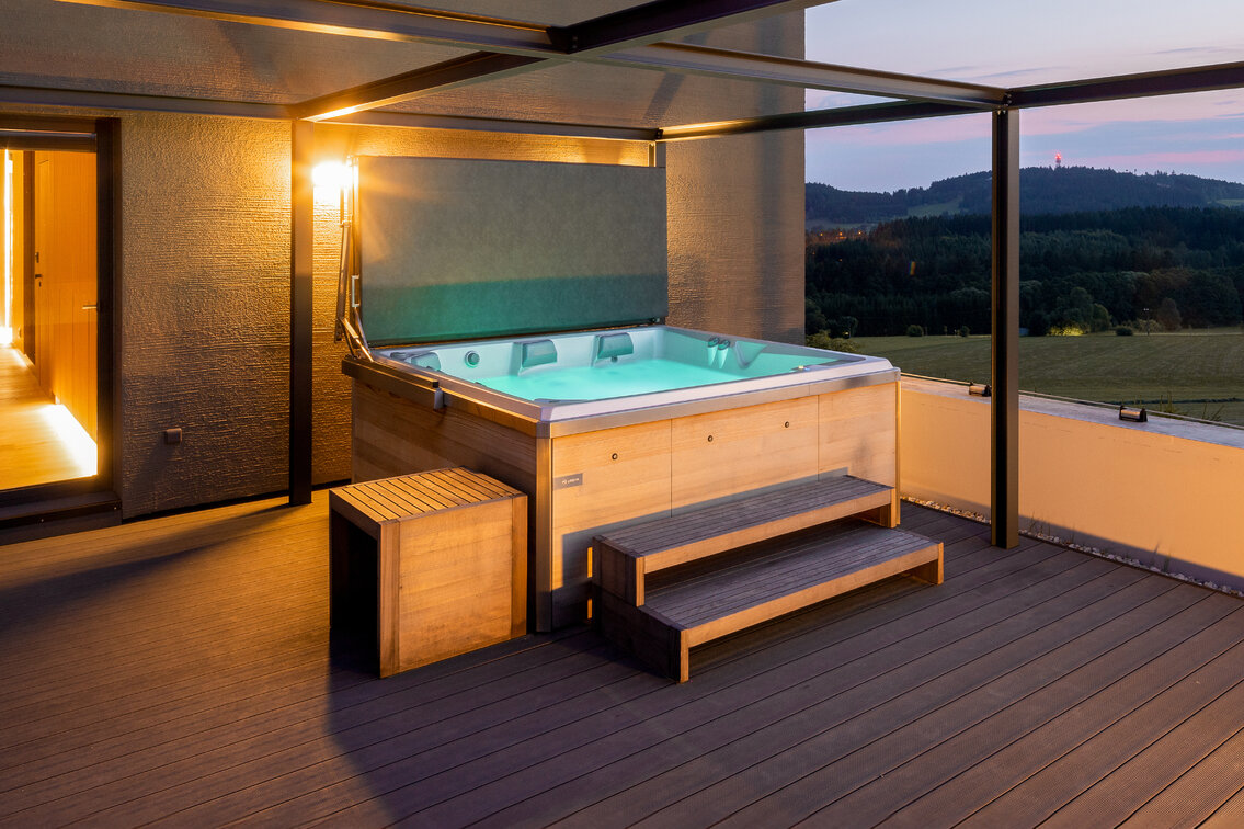 Vířivka USSPA Virgo iN s nočním osvětlením a dřevěnými doplňky