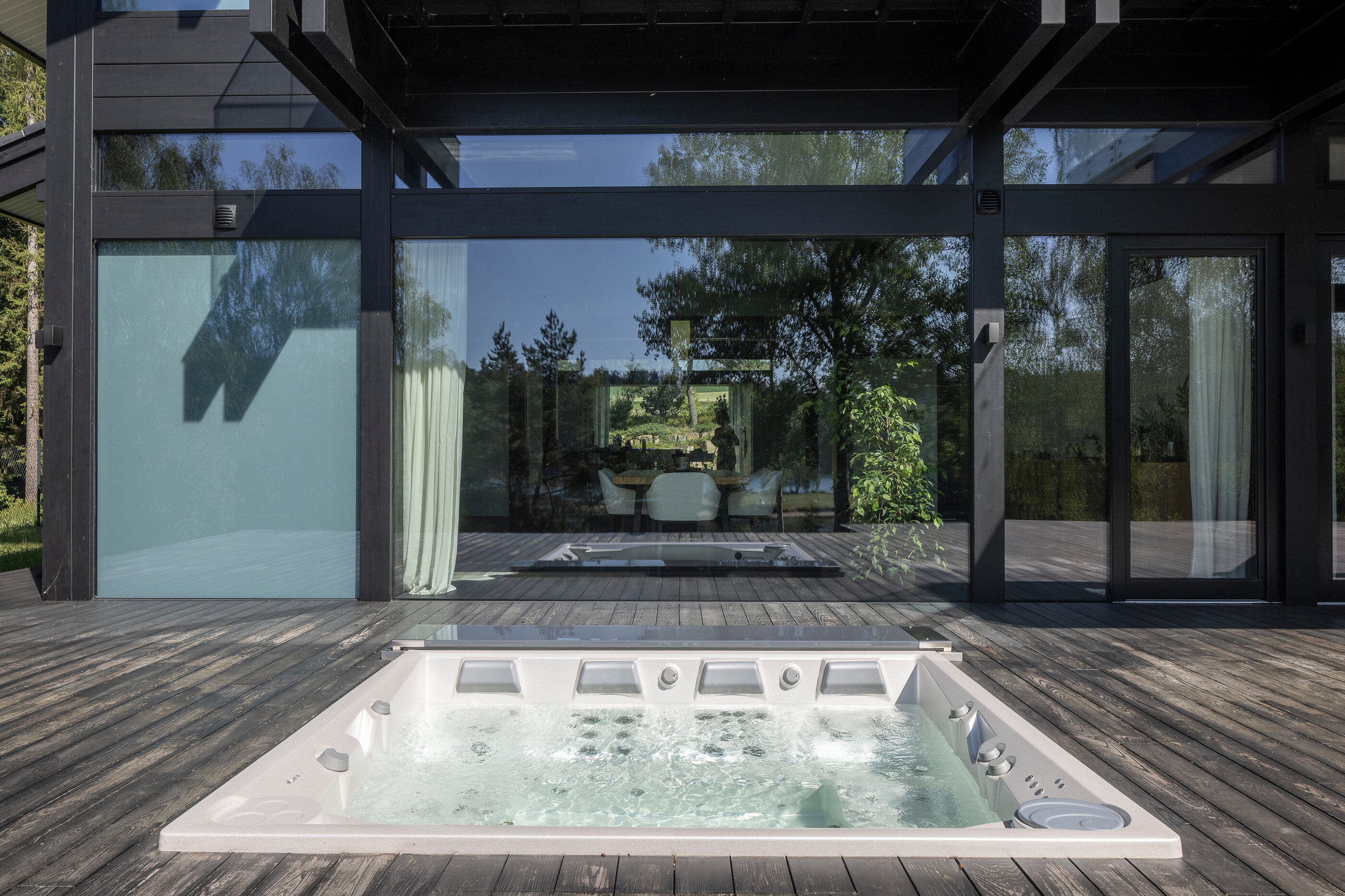 Největší USSPA jacuzzi Lounge iN až pro 7 lidí zabudovaná v terase u prázdninového domu