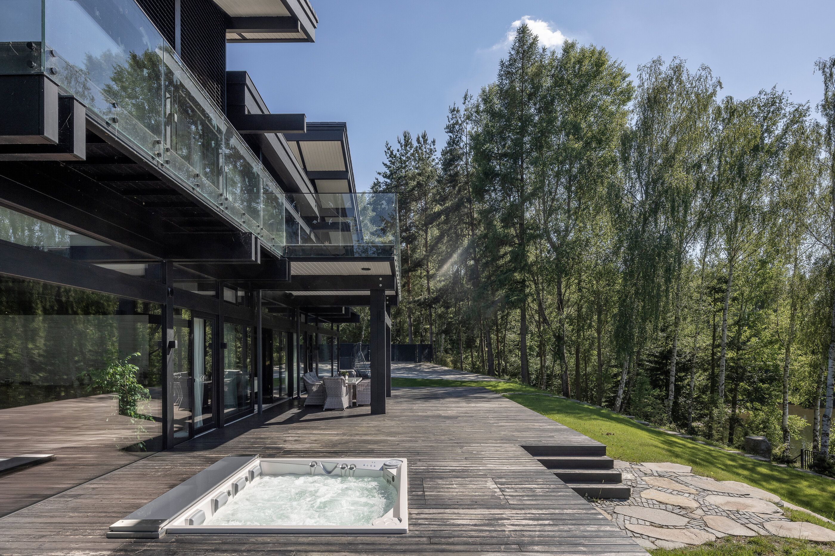 USSPA vířivka Lounge iN integrovaná do venkovní terasy luxusního domu