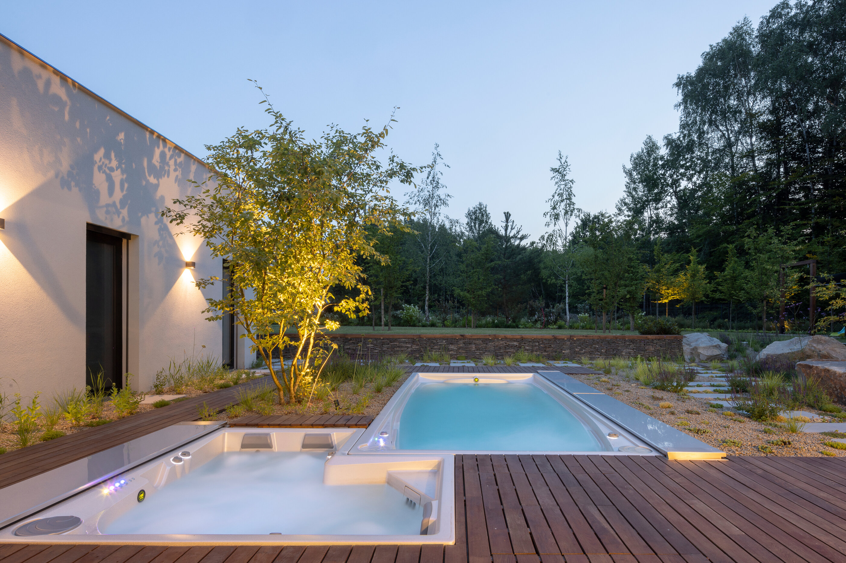 USSPA vířivka Combi iN s celoročním bazénem swim spa na zahradě rodinného domu