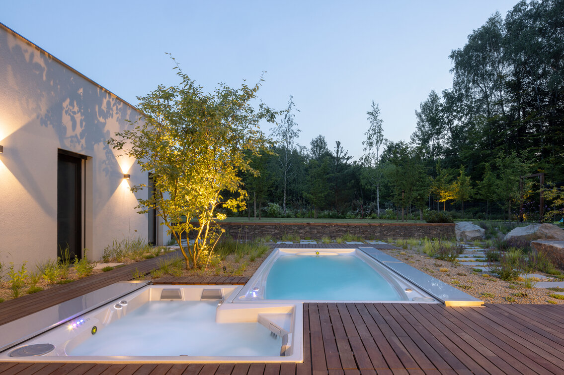 USSPA vířivka Combi iN s celoročním bazénem swim spa na zahradě rodinného domu