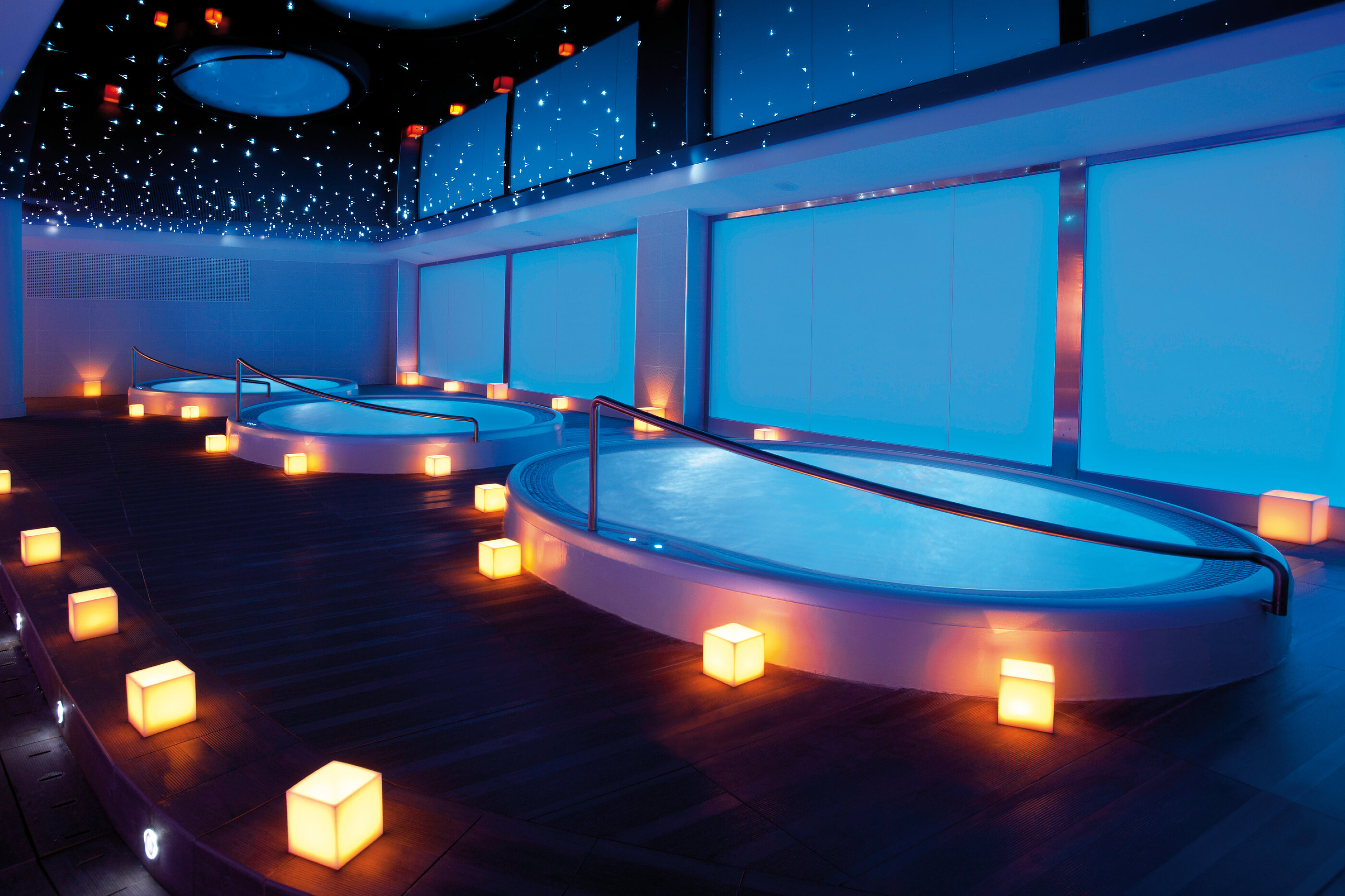 Vířivka USSPA Arena instalovaná v interiéru luxusního wellness centra