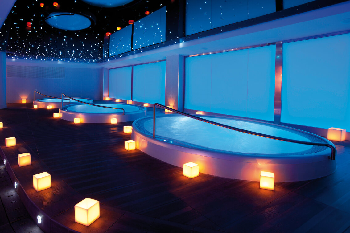 Vířivka USSPA Arena instalovaná v interiéru luxusního wellness centra