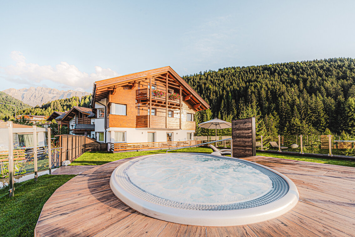Profesionální vířivka Arena s kapacitou 12 osob zabudovaná v zahradě italského penziónu