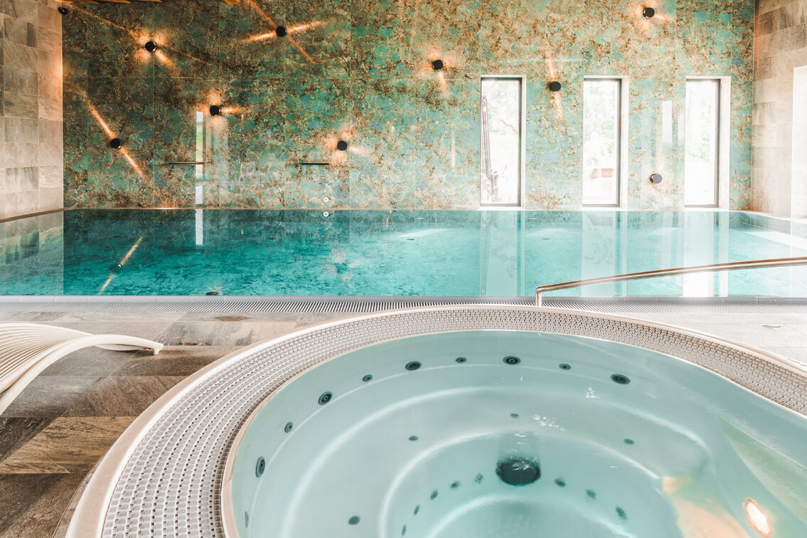 Kombinace komerční vířivky USSPA Dino s plaveckým bazénem ve vnitřním hotelovém wellness