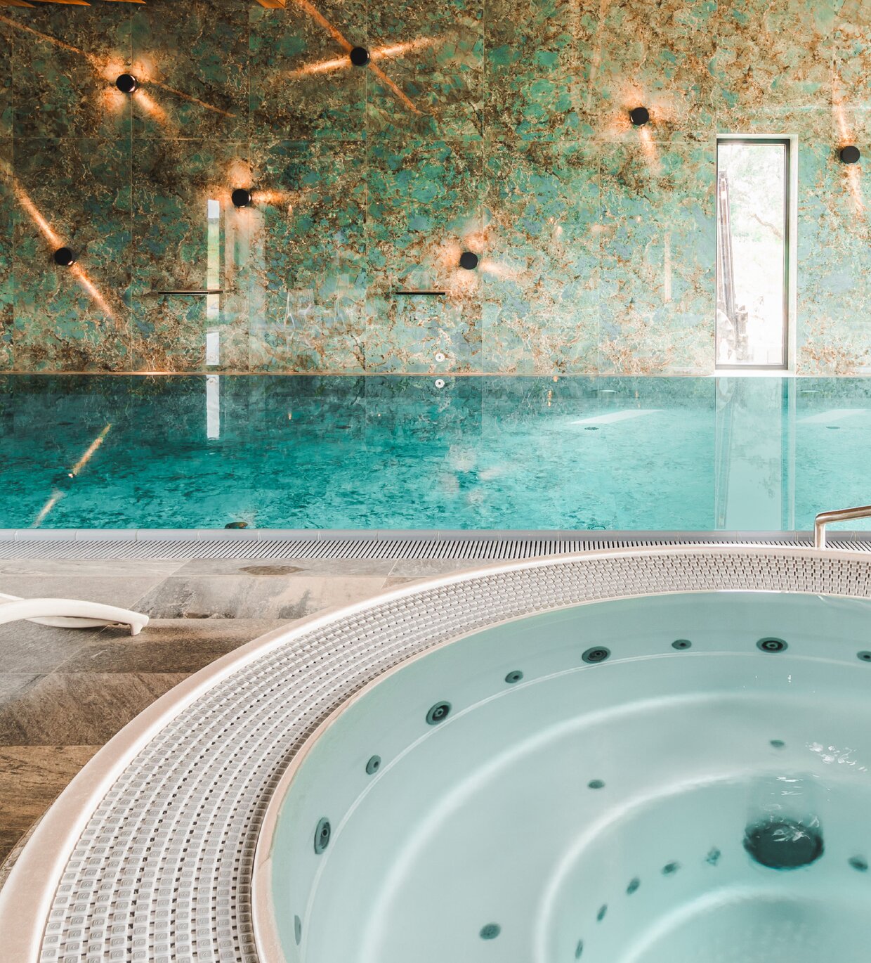 Kombinace komerční vířivky USSPA Dino s plaveckým bazénem ve vnitřním hotelovém wellness