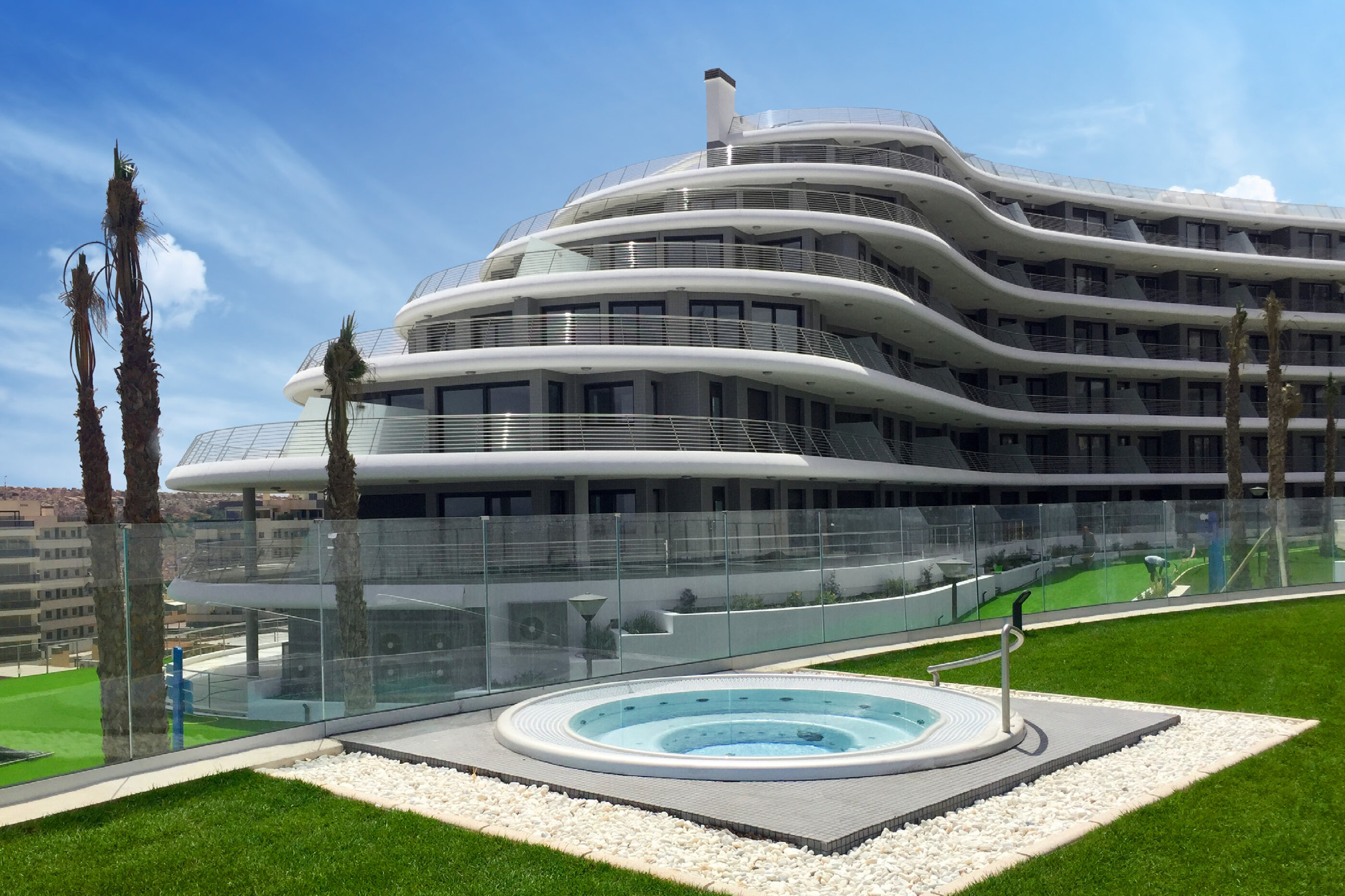 Venkovní instalace profesionální vířivky USSPA Dino ve Španělském Alicante