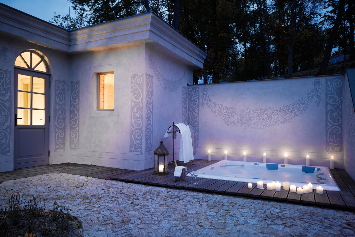 Komerční vířivka Master s kapacitou až 6 lidí v soukromém wellness