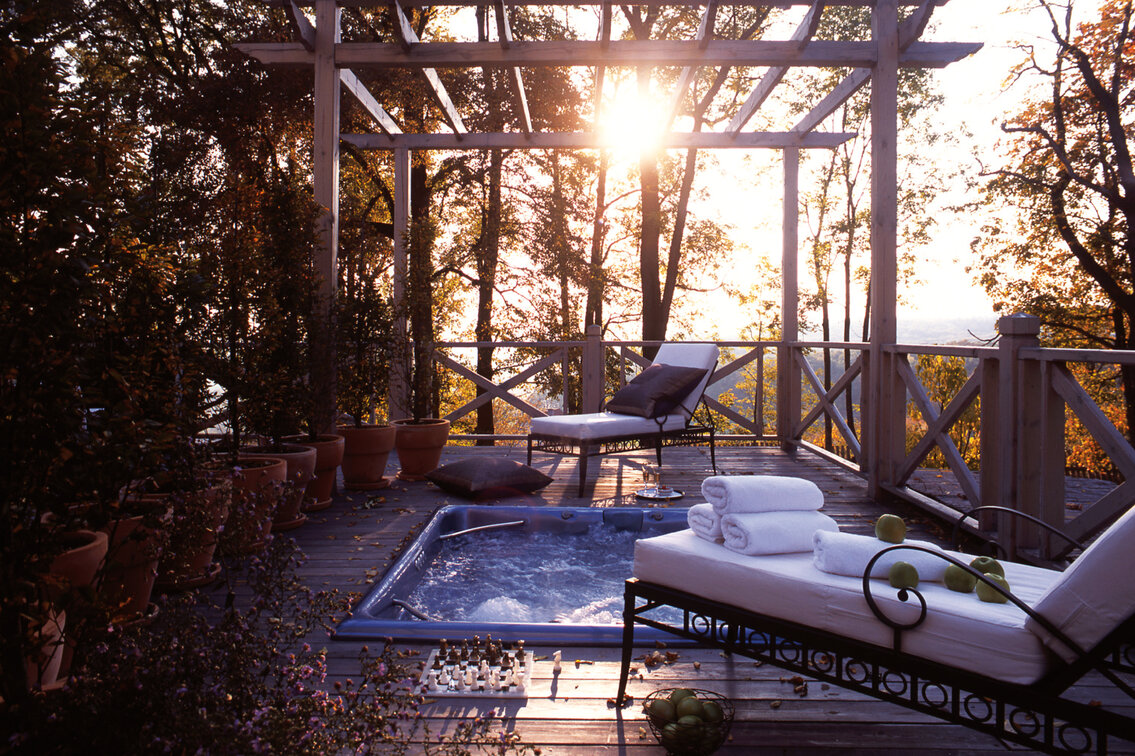 Komerční vířivka Master s kapacitou až 6 lidí v soukromém wellness