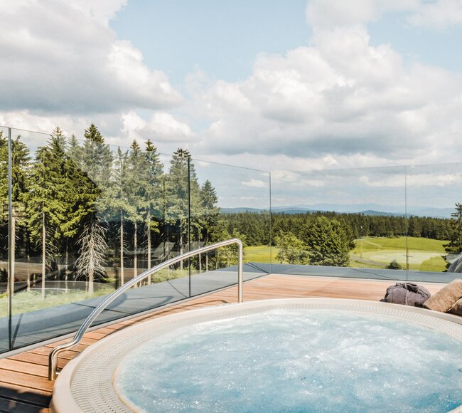 Venkovní kruhová vířivka USSPA Polo s kapacitou až 5 lidí instalovaná na terase s výhledem