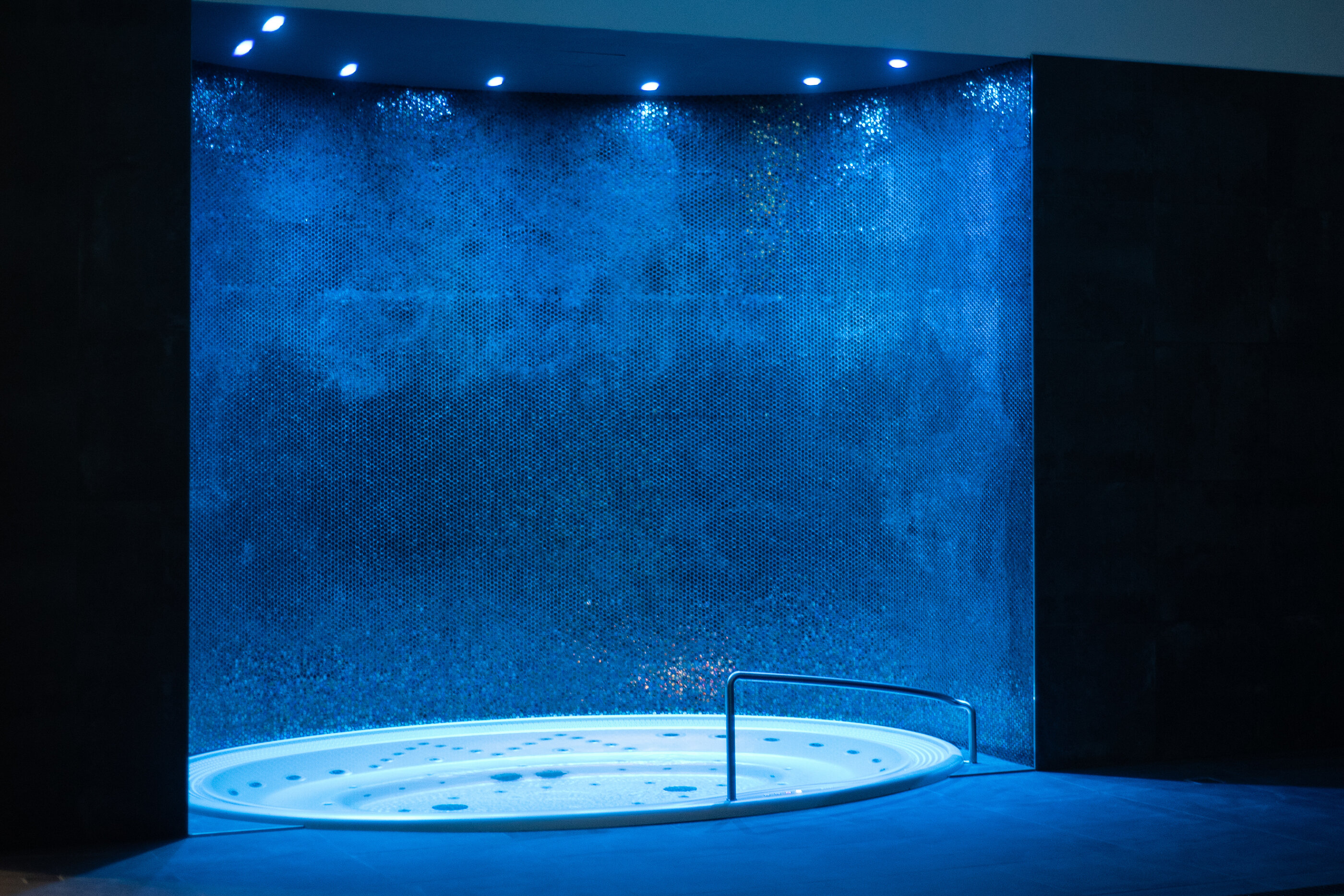 Velkokapacitní vířivka USSPA Arena pro až 12 lidí instalovaná ve veřejném wellness Title: USSPA Arena | profesionální vířivka pro 12 lidí instalovaná ve veřejném wellness centru