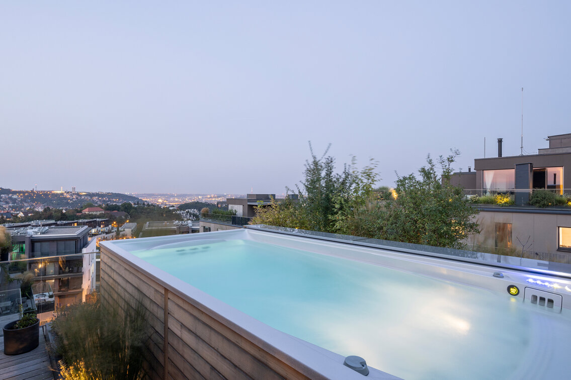 Nadzemní instalace celoročního bazénu USSPA Swim Spa M na terase obytného domu