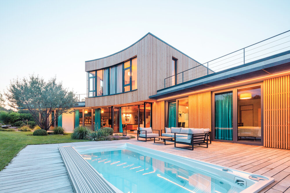 Alternativa bazénu Swim Spa XL od USSPA integrovaná do země s automatickým zastřešením