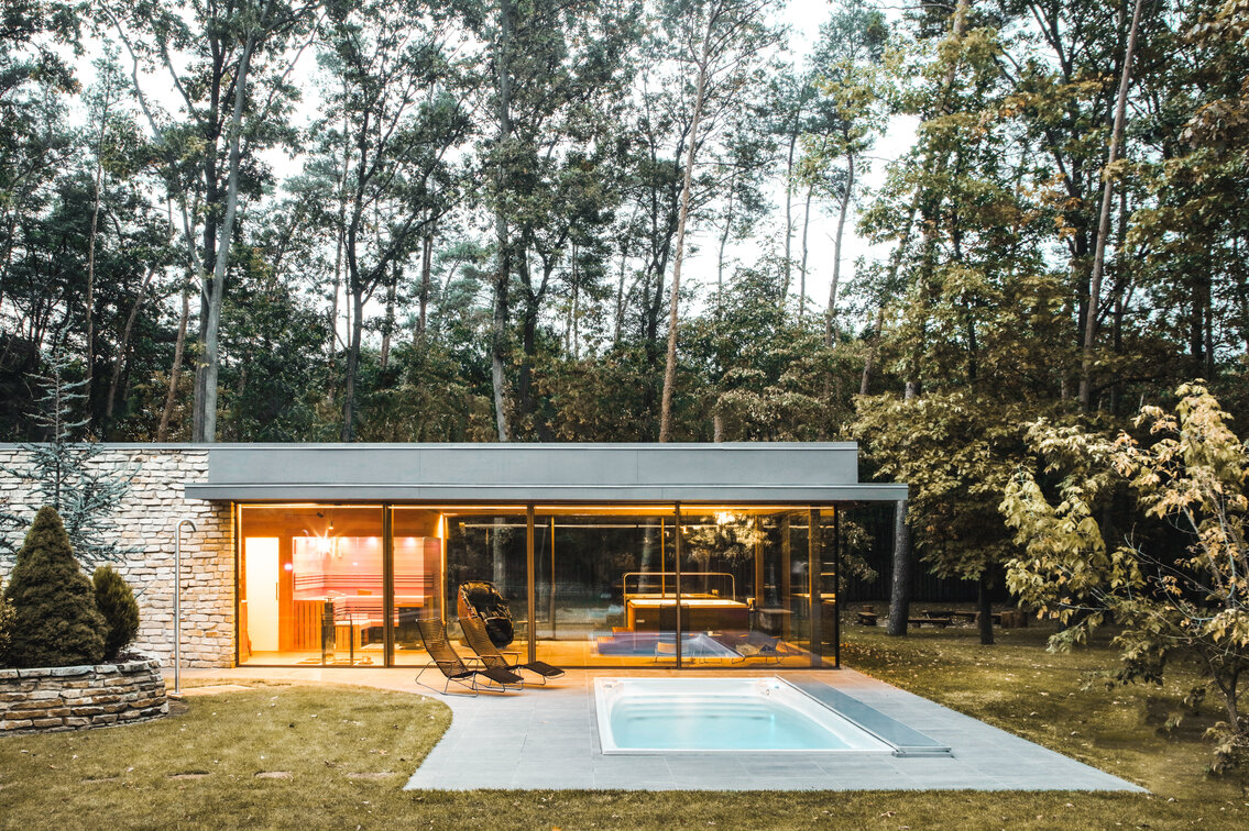 Venkovní celoroční bazén Swim Spa XL doplněn o vnitřní wellness zónu s vířivkou a saunou.