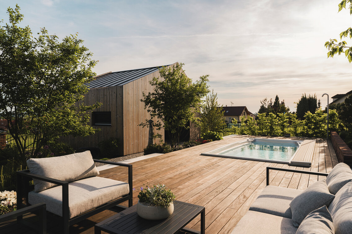 Celoroční bazén Swim Spa XL s protiproudem zabudovaný do dřevěné terasy v klidné částí zahrady