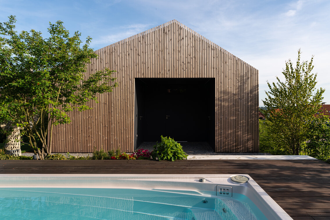 Celoroční bazén Swim Spa XL s protiproudem zabudovaný do dřevěné terasy v klidné částí zahrady