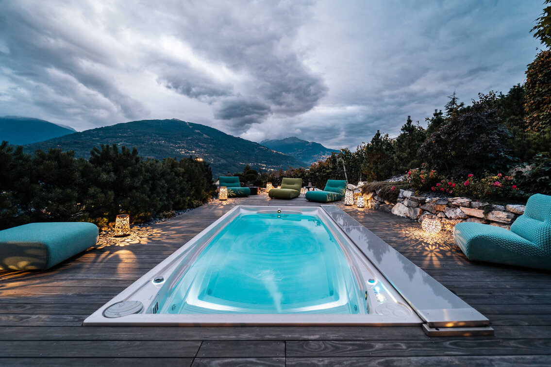 Celoroční bazén Swim Spa XL zabudovaný do terasy s výhledem