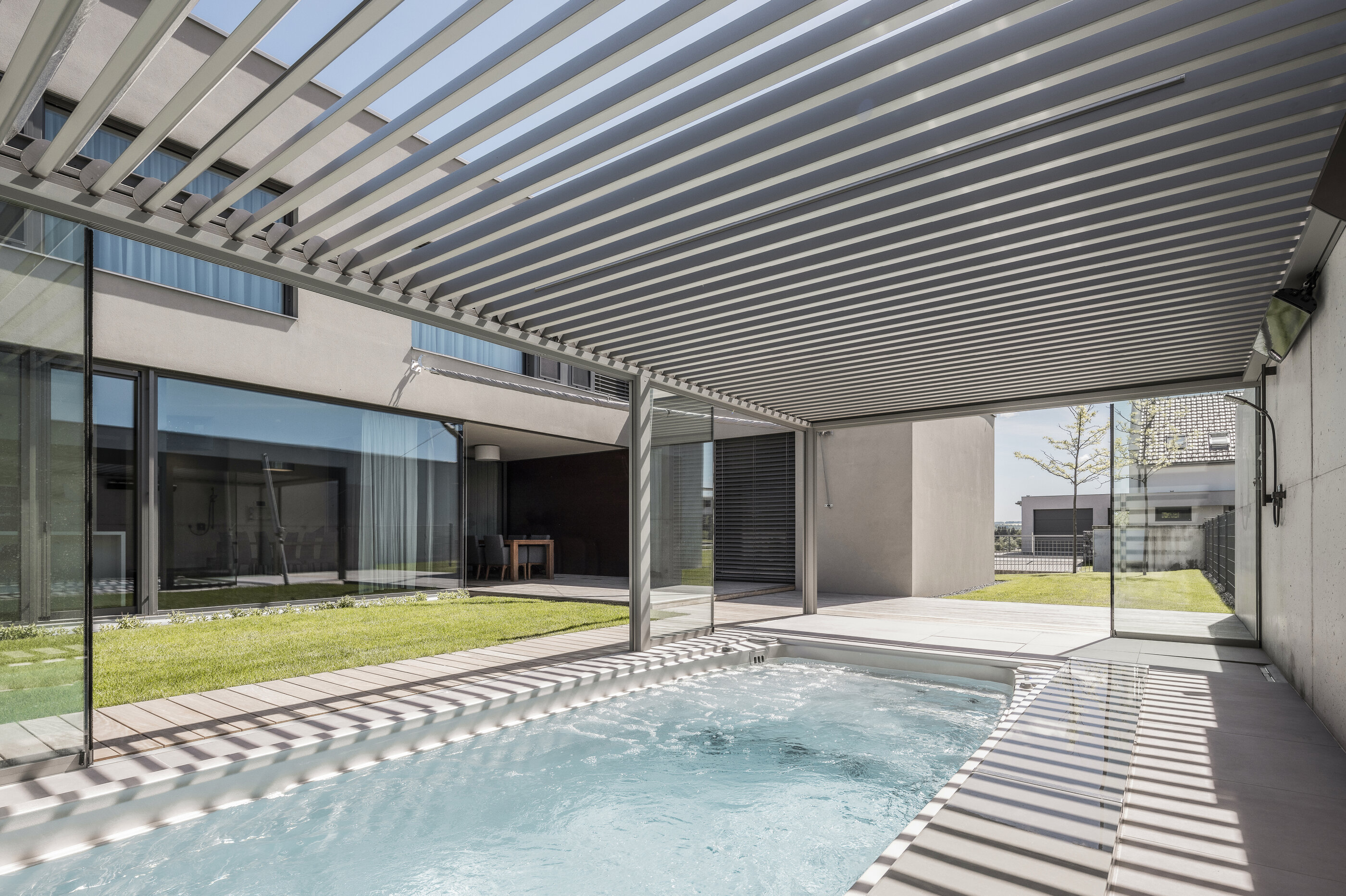 Celoroční bazén USSPA Swim Spa XL s automatickým termokrytem umístěn v bioklimatické pergole