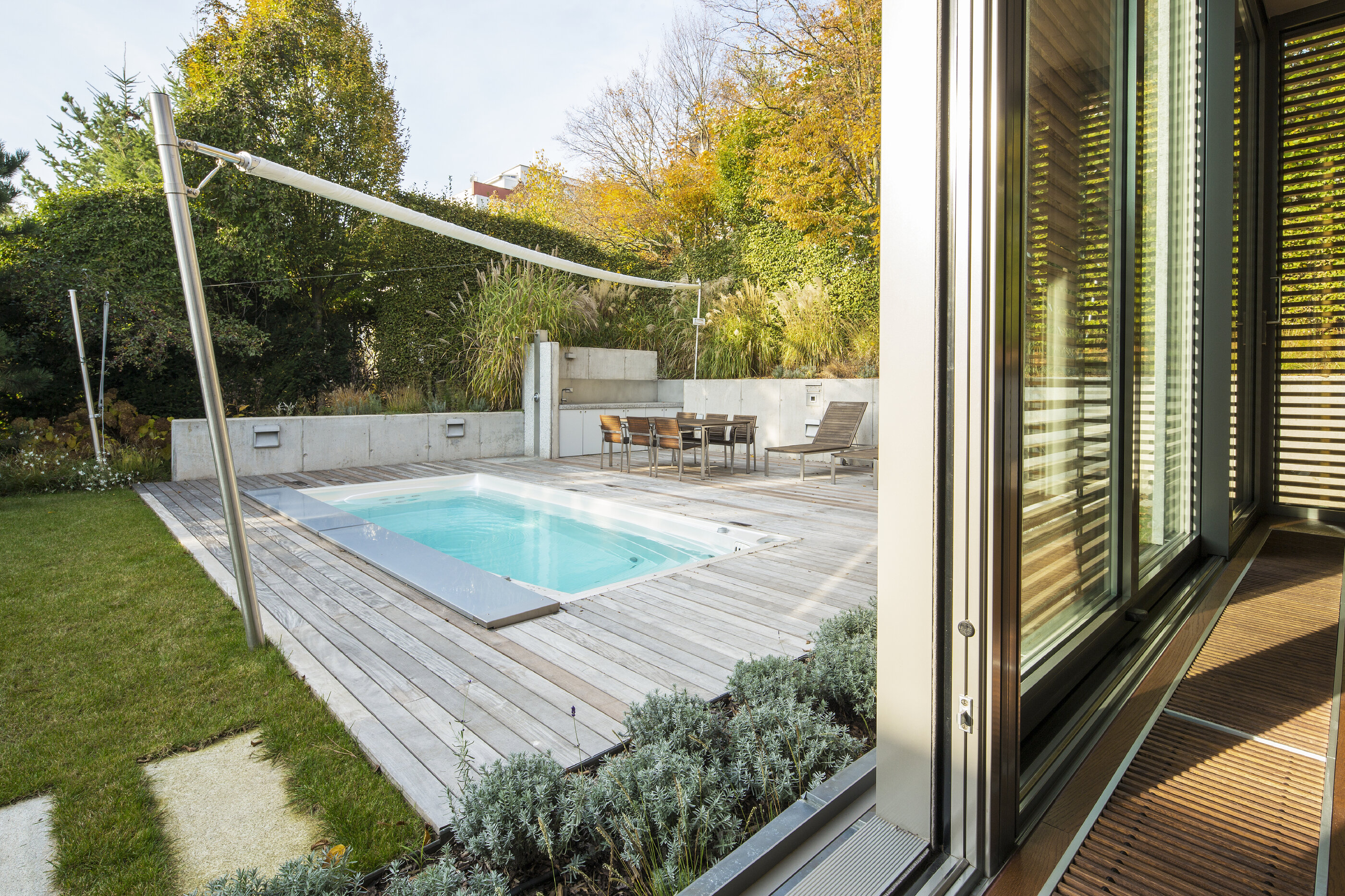 USSPA Swim Spa XL instalovaná na terase v klidné části zahrady s venkovní kuchyní