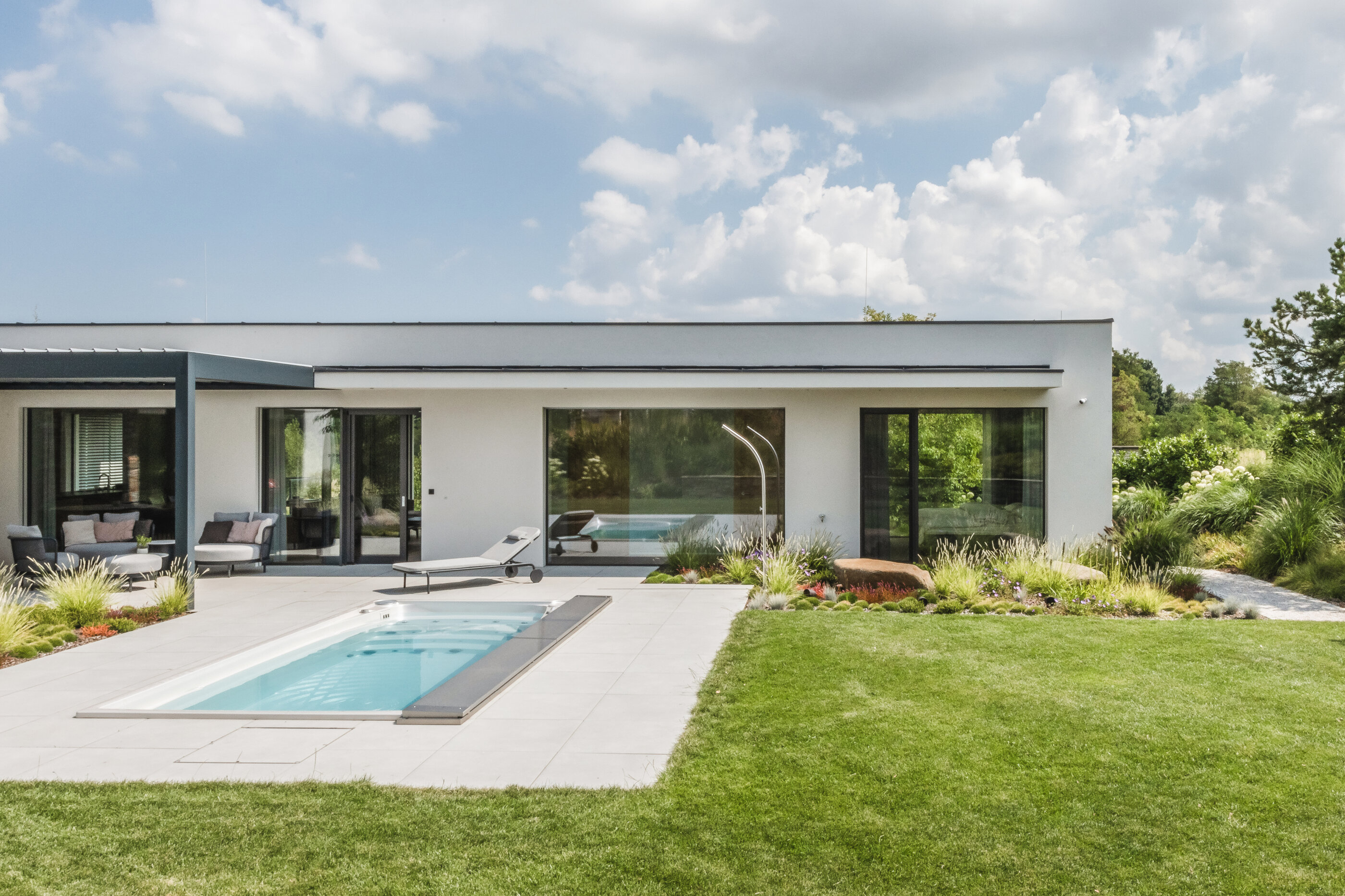 Celoroční bazén Swim Spa XL instalován v návaznosti na obytnou část domu