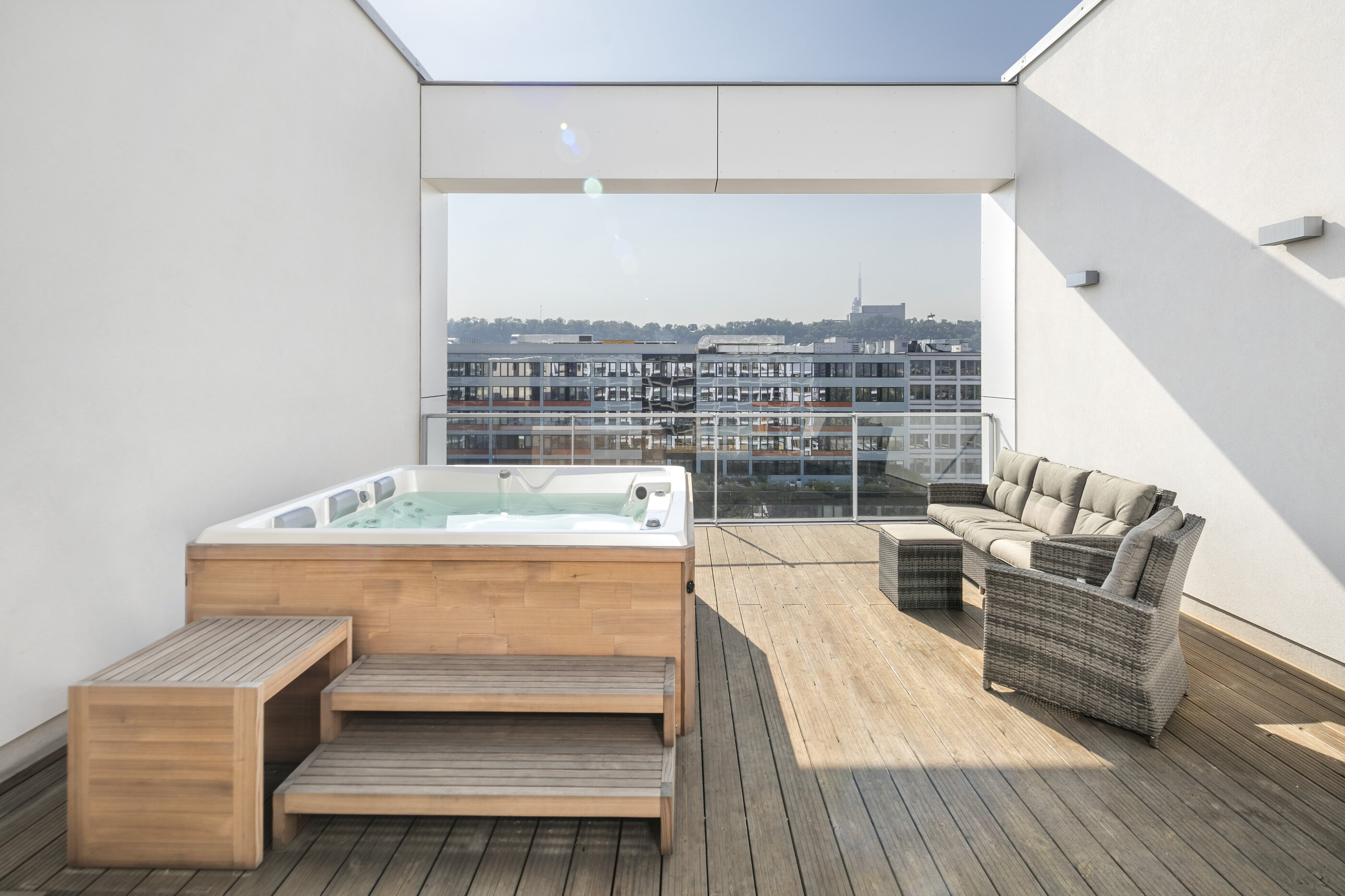 Vířivka Persea iN od USSPA na venkovní terase uprostřed velkoměsta