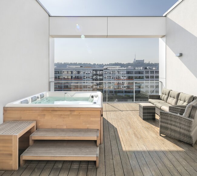 Vířivka Persea iN od USSPA na venkovní terase uprostřed velkoměsta