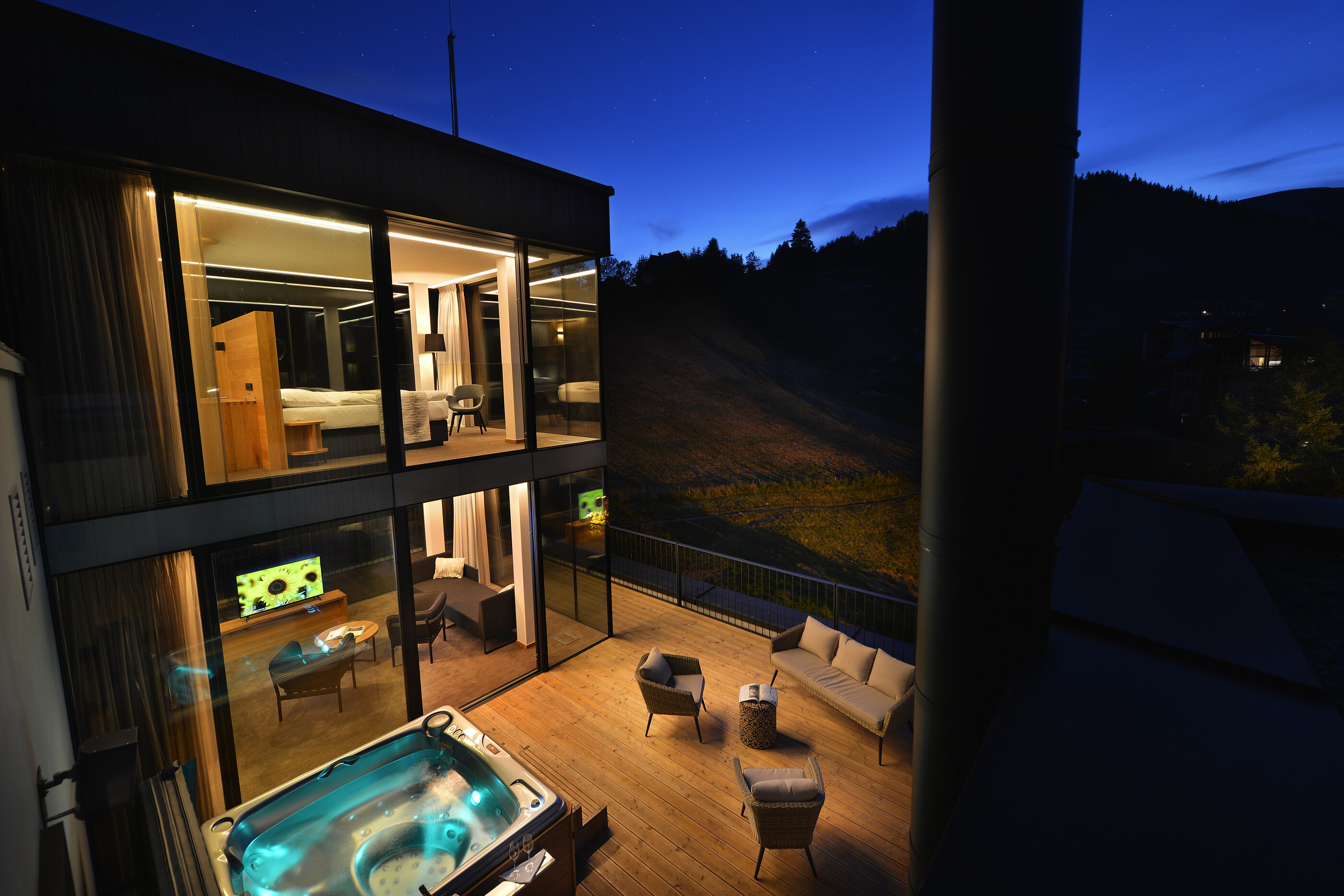 Luxusní apartmán s vířivkou Aston od USSPA na venkovní terase