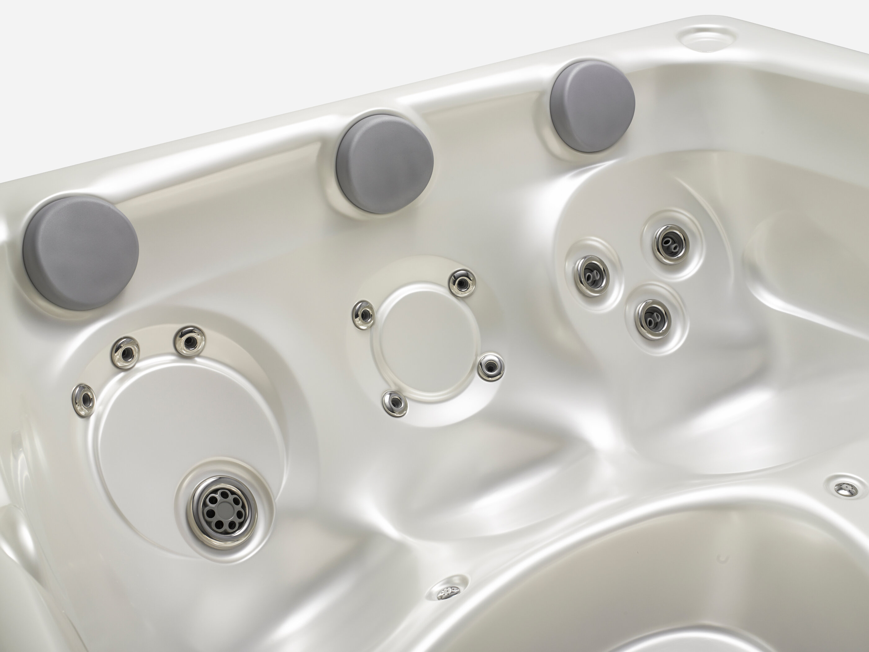 USSPA | Aston je skvělá rodinná vířivka, snadno projde běžnými dveřmi a zapadne tak do již existujícího interiéru či na terasu.