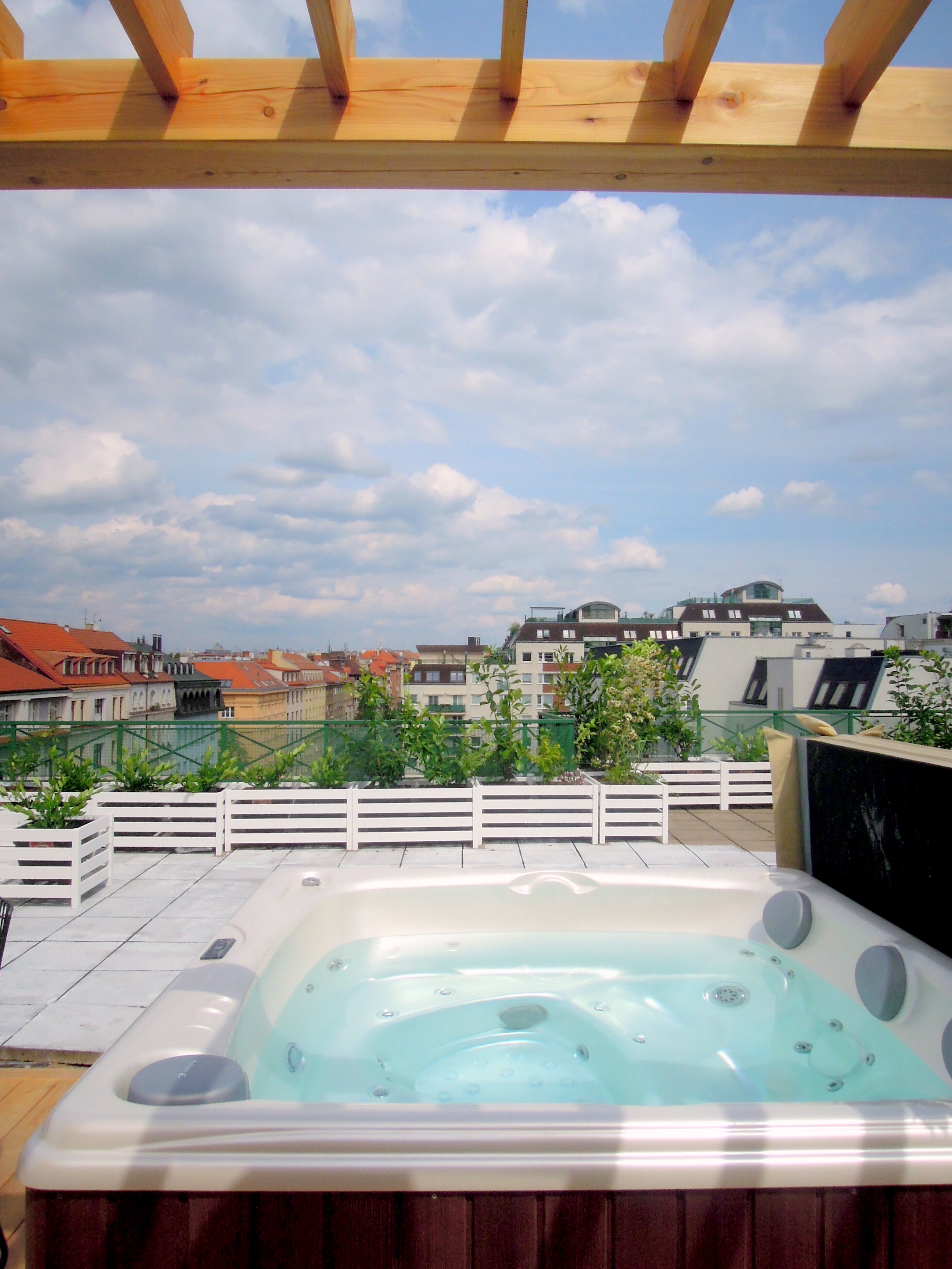 Vířivka Aston od USSPA na venkovní terase s pergolou