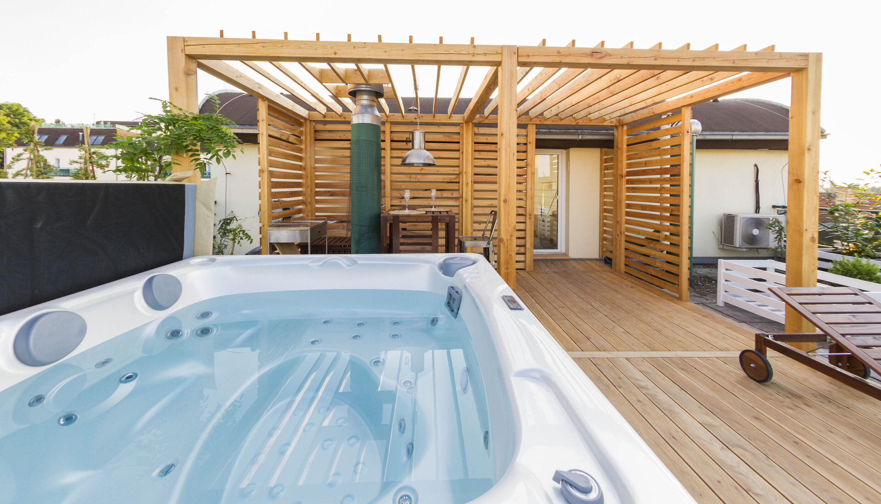 Vířivka Aston od USSPA na venkovní terase s pergolou