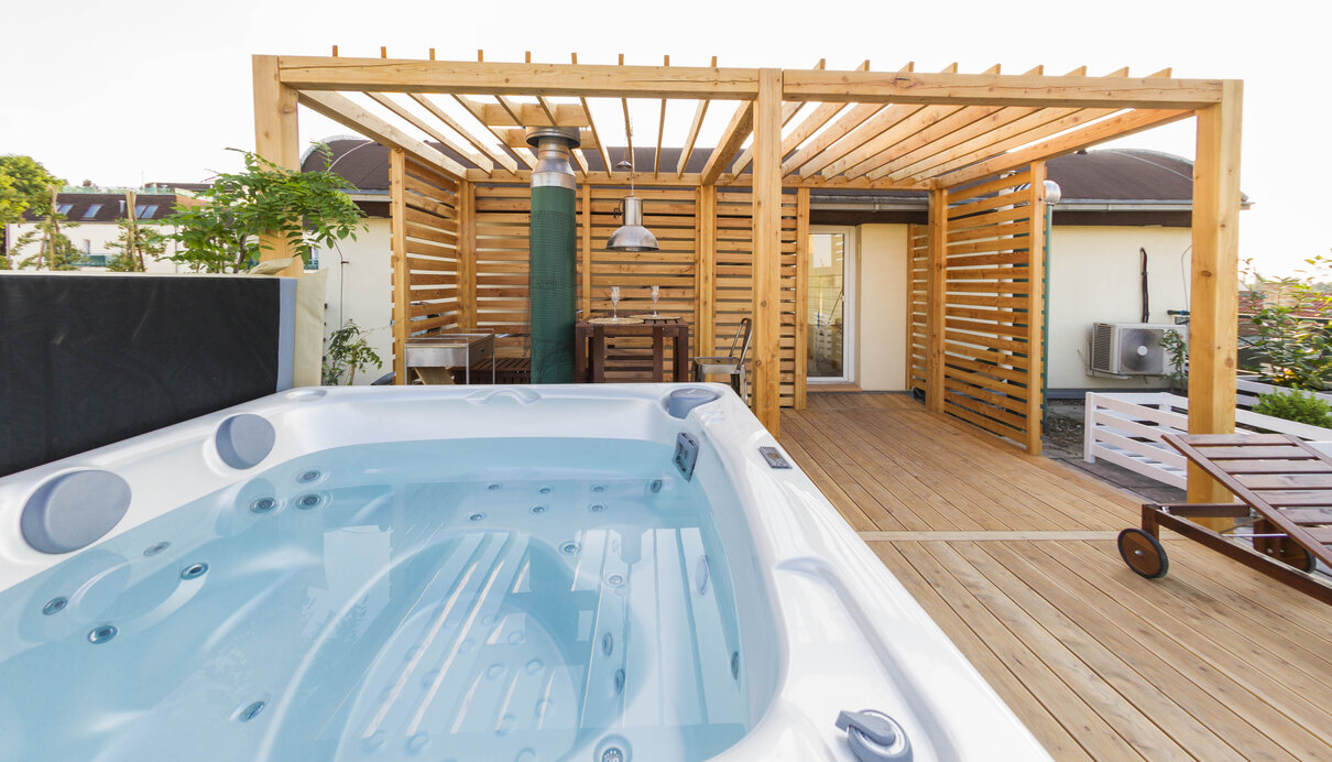 Vířivka Aston od USSPA na venkovní terase s pergolou