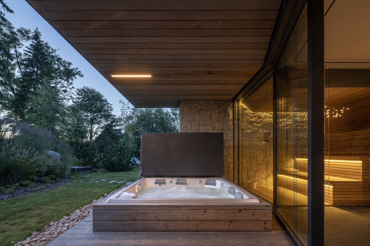 Venkovní relaxační zóna s vířivkou USSPA Columba iN a mechanickým termokrytem