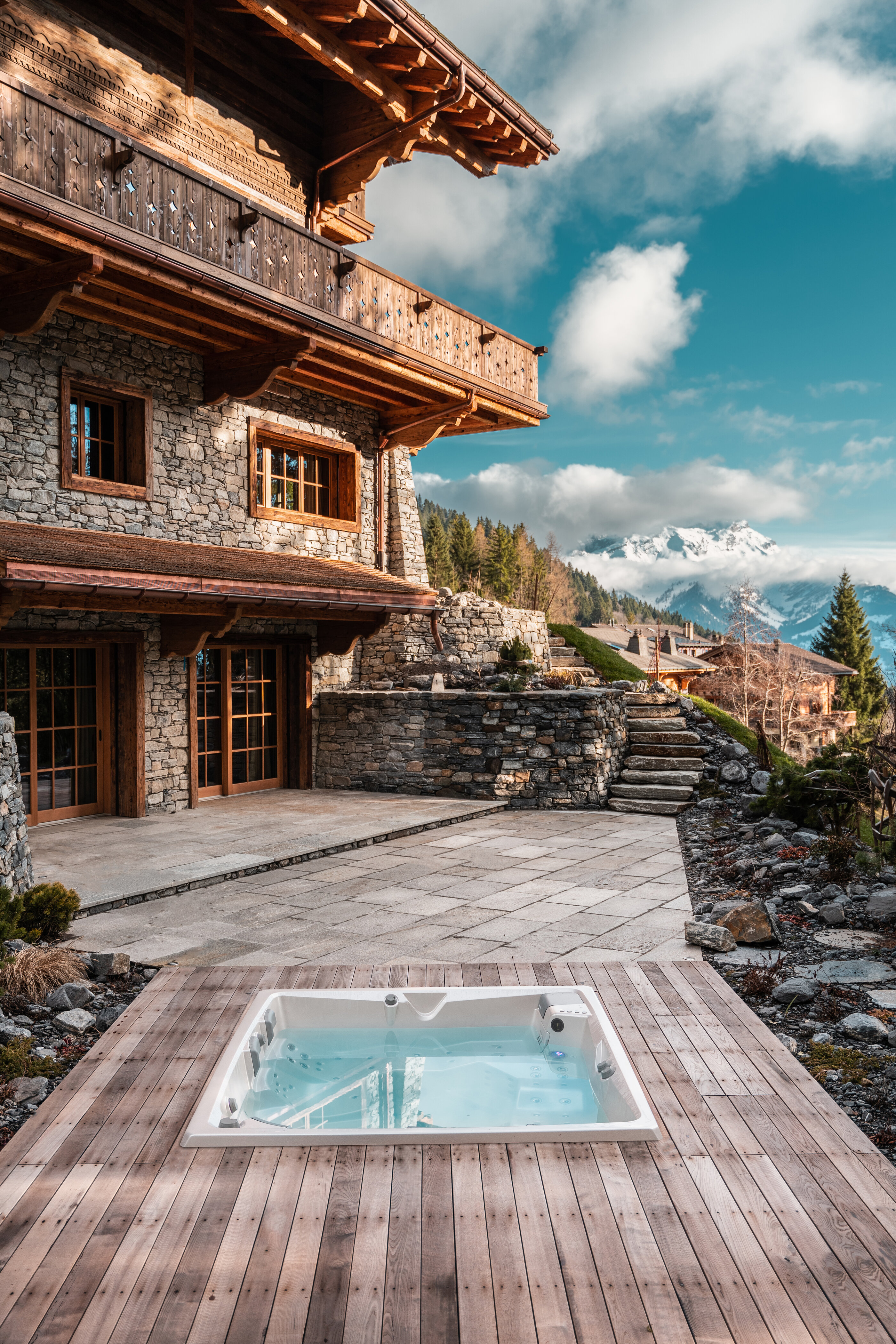 Venkovní vířivka USSPA Columba iN u luxusní horské chaty