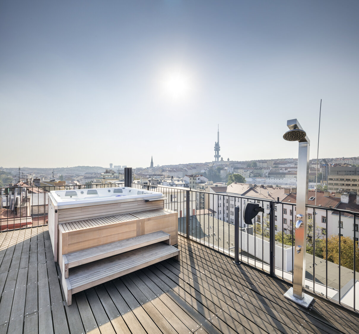 USSPA vířivka Columba iN až pro 7 lidí na venkovní terase v centru Prahy